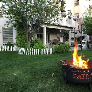 Guest house Hamptons Rose Garden Family!, Calgary