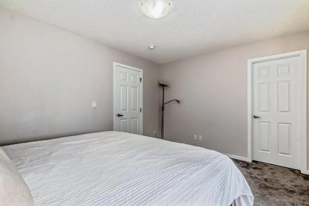 Wezi Taylors Oasis Rooms Calgary Canada